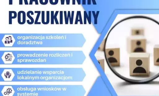 grafika informująca o poszukiwaniu pracownika do zespołu LGD. Na grafice umieszczono zdjęcie drewnianych klocków, na których są piktogramy ludzi. Przed klockami ustawiono szkło powiększające. Dodatkowo wymieniono zakres zadań przyszłego członka zespołu: o