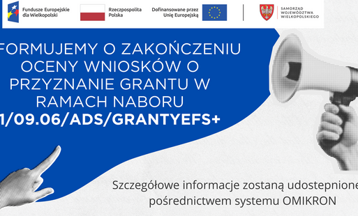 Grafika informuje o zakończeniu oceny wniosków o przyznanie grantu. Jako elementy ozdobne zamieszczono po lewej stronie rękę wskazującą na napis informujący o końcu oceny oraz po prawej stronie megafon. Dodatkowo na dole plakatu umieszczono informację, że