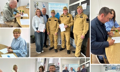 Kolaż zdjęć przedstawiających podpisywanie umów z Grantobiorcami projektu „Aktywizacja społeczna w Dolinie Samy”. Uczestnicy spotkań siedzą przy stole i podpisują dokumenty, a na wybranych fotografiach pozują wspólnie z podpisanymi umowami na tle roll-upu