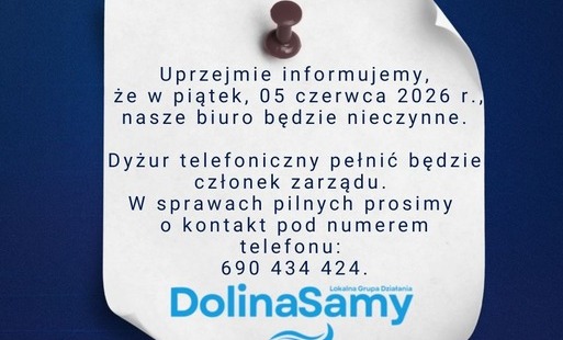 Kartka przypięta pinezką do niebieskiej tablicy z komunikatem: »Uprzejmie informujemy, że w piątek, 05 czerwca 2026 r., nasze biuro będzie nieczynne. Dyżur telefoniczny pełnić będzie członek zarządu. W sprawach pilnych prosimy o kontakt pod numerem telefo