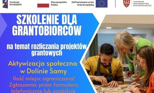 Plakat informujący o szkoleniu dla grantobiorców dotyczącym rozliczania projektów grantowych. Po lewej stronie na niebieskim tle widnieje tytuł „Szkolenie dla grantobiorców” oraz informacje o projekcie „Aktywizacja społeczna w Dolinie Samy”. Podano, że li